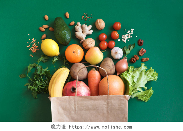 绿色背景上各种各样的新鲜蔬菜水果健康的食物选择